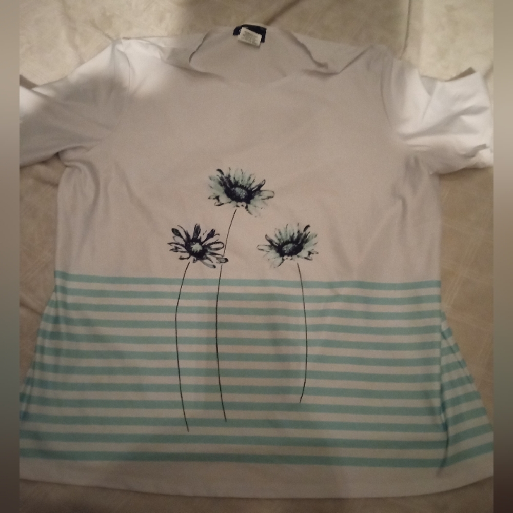 💥3/$10  JEM White and Blue Short Sleeve Tee with Artistic Floral Design  Size L